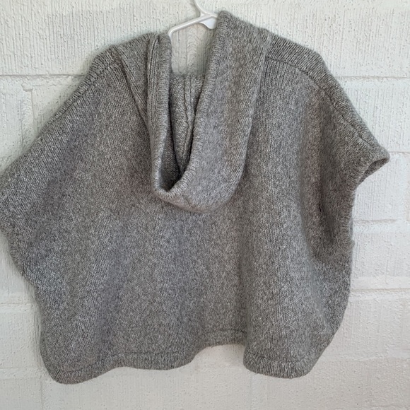 OshKosh B'gosh Gray Embroidered Acrylic Cotton Shrug Hooded Sweater sz 3T - Picture 5 of 5